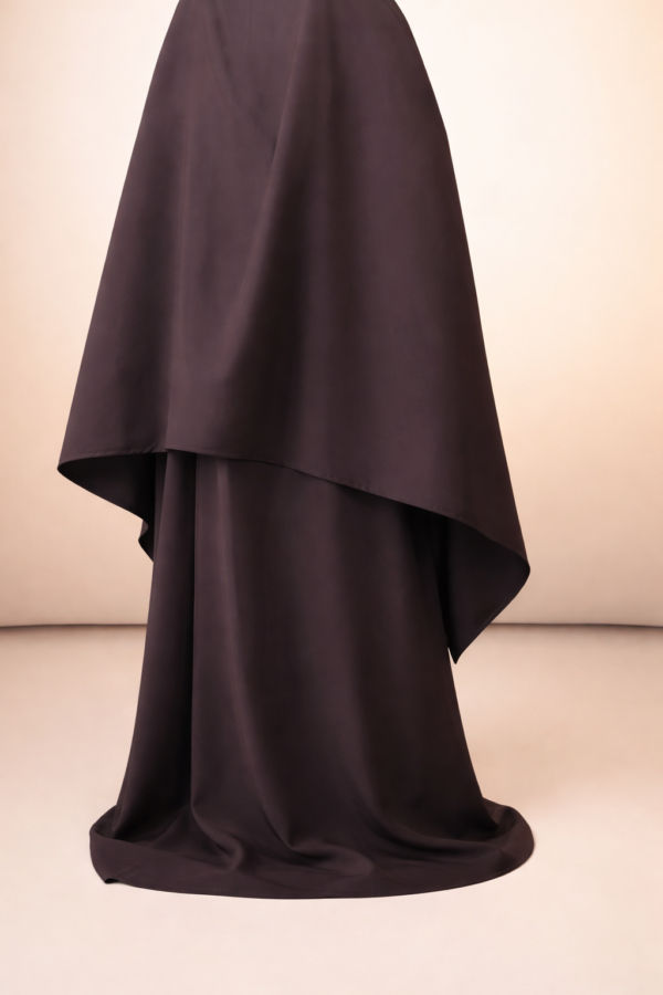 Ensemble sur-mesure pour femme musulmane : cape sans manche et abaya, couleur unie marron. (Chocolat)