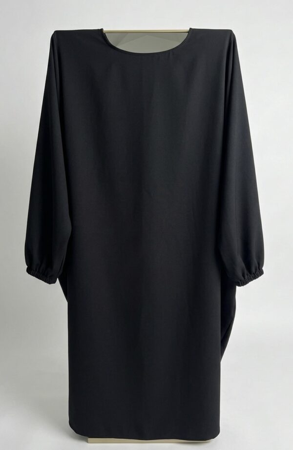 Abaya sur-mesure longue et extra-ample, couleur unie noir.