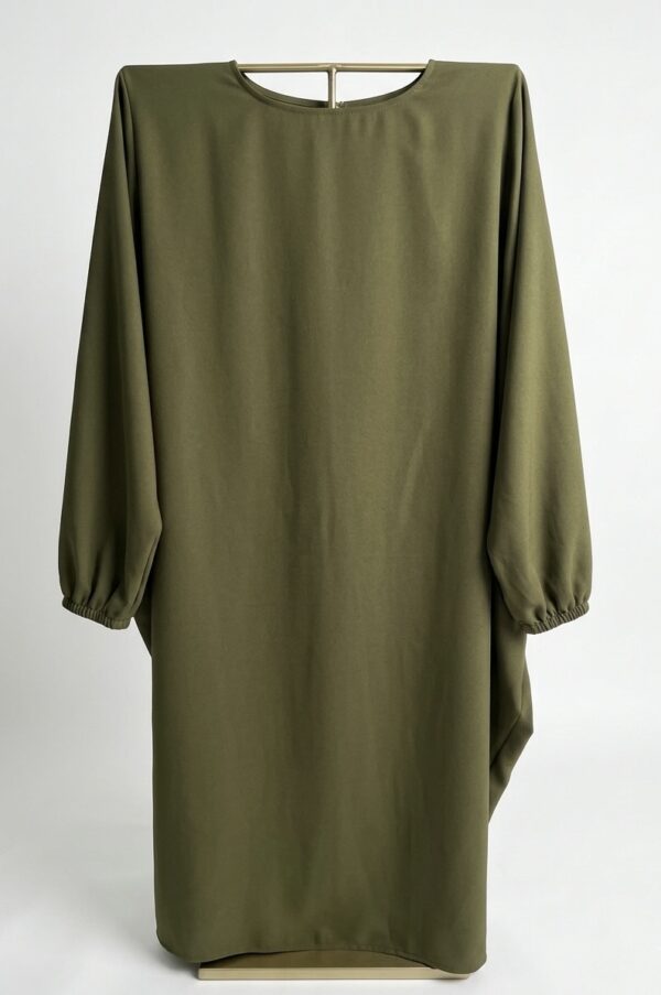 Abaya sur-mesure longue et extra-ample, couleur unie kaki.